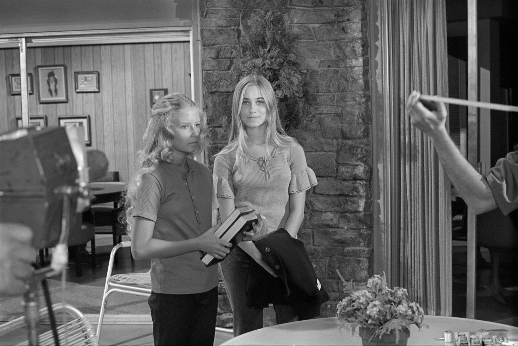 Left to right: Eve Plumb (Jan Brady) and Maureen McCormick (Marcia Brady), 1972 (Brady Bunch Behind the Scenes)