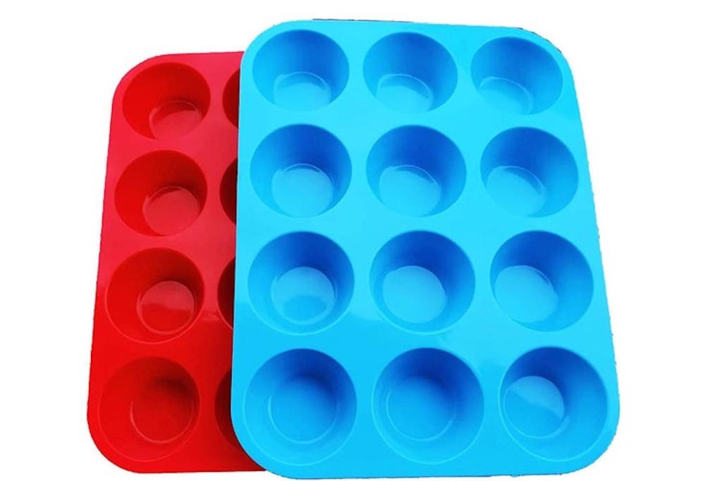 Silicone muffin pans in red and blue