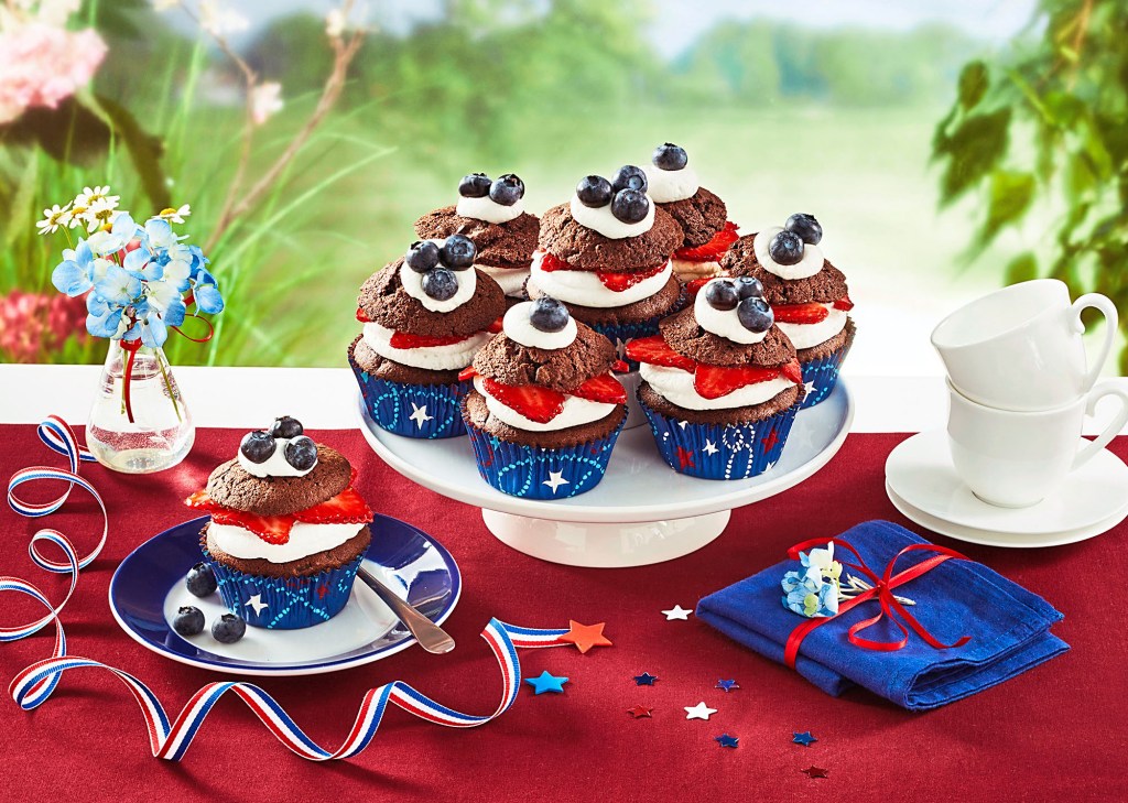4th of July Strawberries ‘n’ Cream Chocolate Cupcakes 