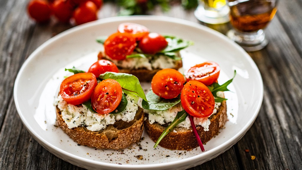 toast with cottage cheese, tomatoes and herbs: best snacks for weight loss