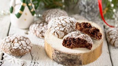 An open chocolate crinkle cookie as part of a guide on using water to help make this baked good extra moist