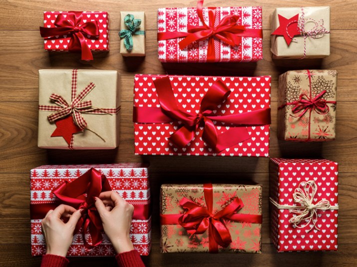 How to Wrap Christmas Gifts Like the Professionals in 7 Steps