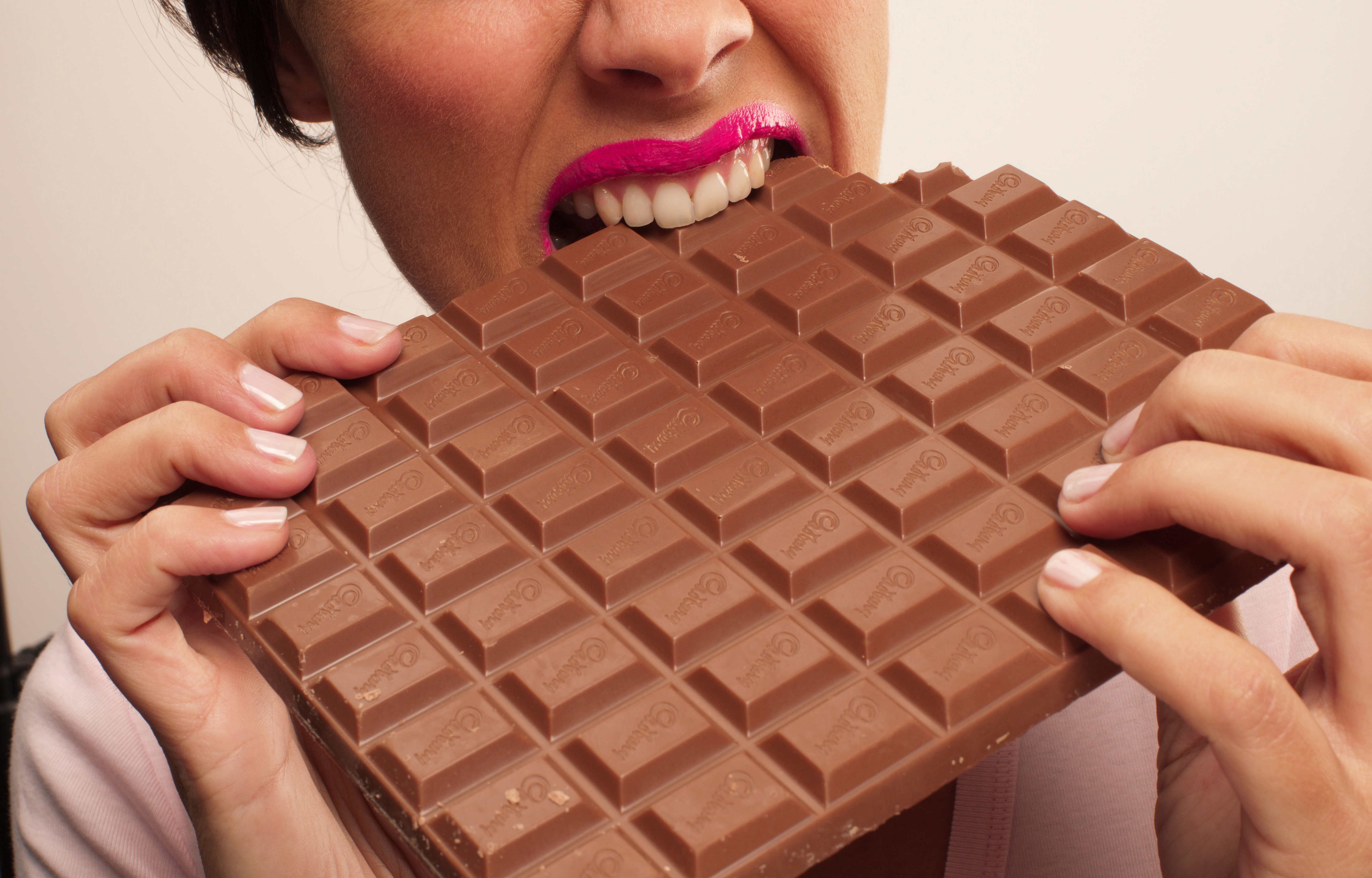 Шоколад бол. Необычный шоколад. Огромный шоколад. Огромная шоколадная плитка. Плитка шоколада.