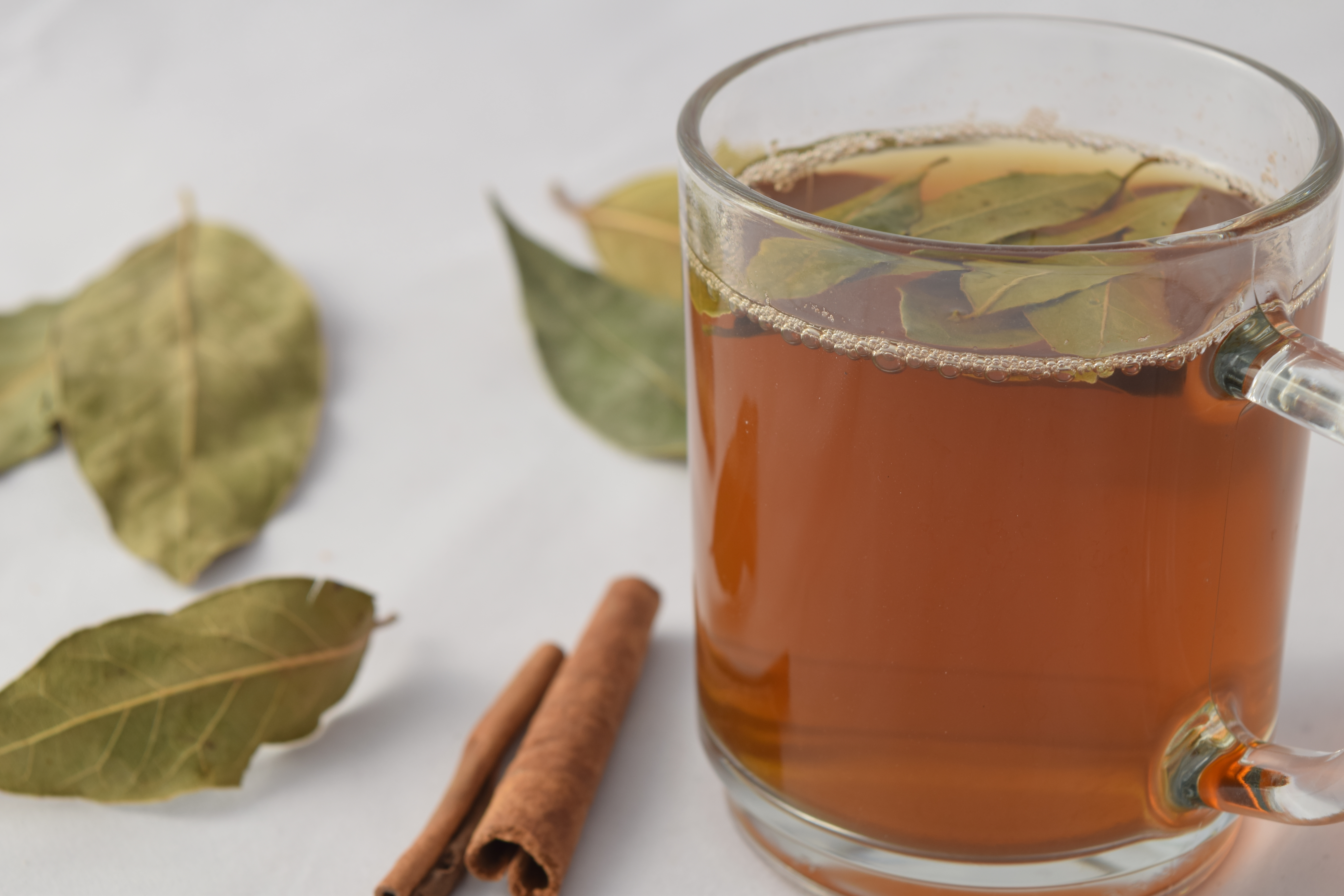 Как приготовить листья чая. Чай с корицей и Лавровым листом. Отвар лаврового листа. Чай из корицы и лаврового листа. Чай с лаврушкой.