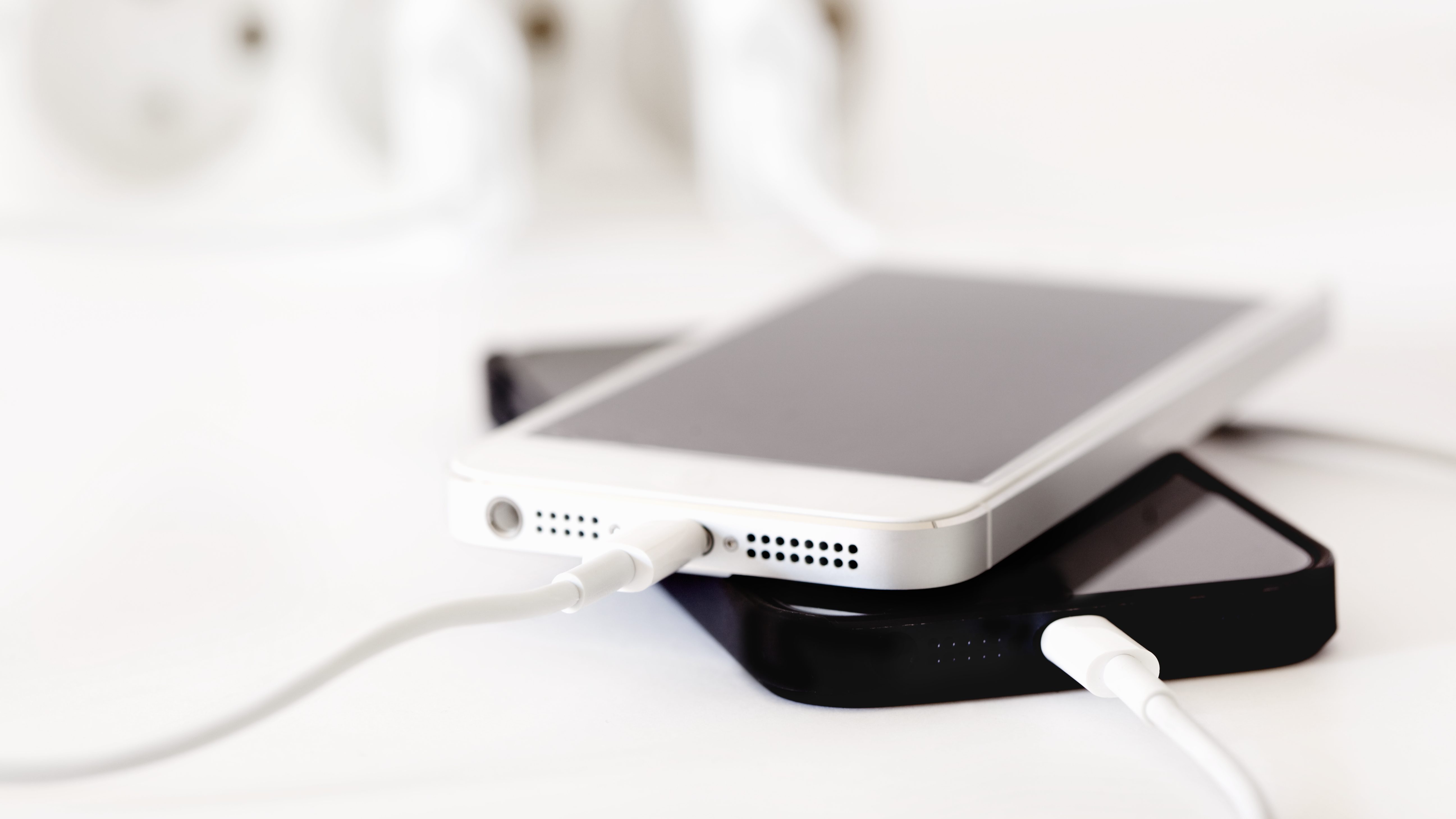 The Best Charging Station Organizer For Your Mobile Device,Aesthetic Black And White Iphone 11 Wallpaper