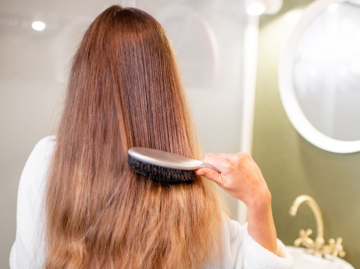 Как сделать шелковистые волосы в домашних условиях. Восстановление волос в домашних условиях. Способы восстановить волосы. Сделать волосы гладкими и блестящими в домашних. Волосы мягкие и шелковистые в домашних условиях.