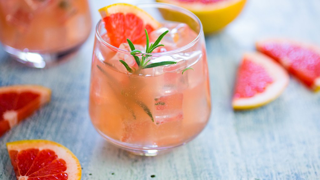 grapefruit juice with rosemary sprigs: Does grapefruit help with bloating?