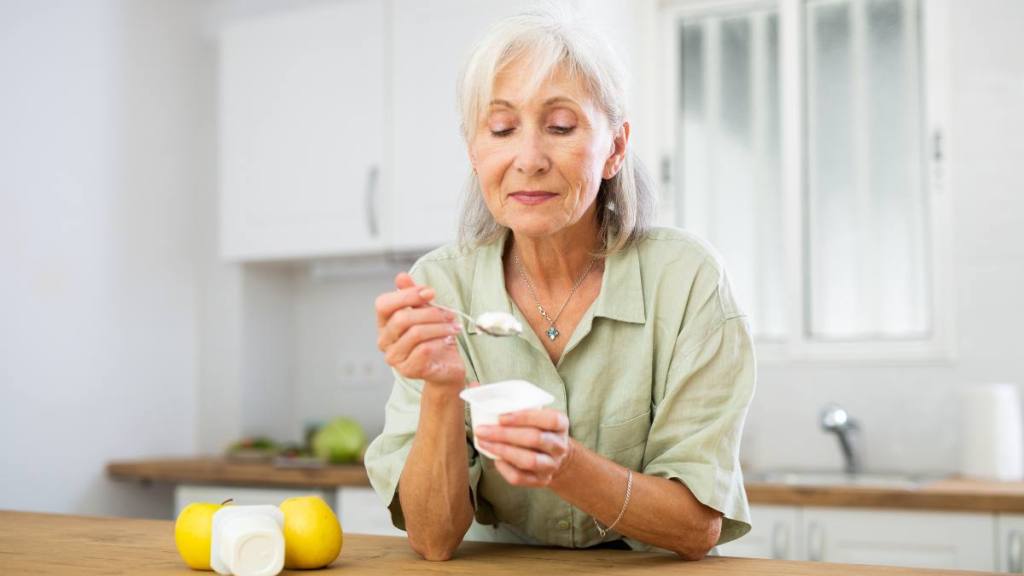 Woman eating a yogurt ; How to get rid of garlic breath