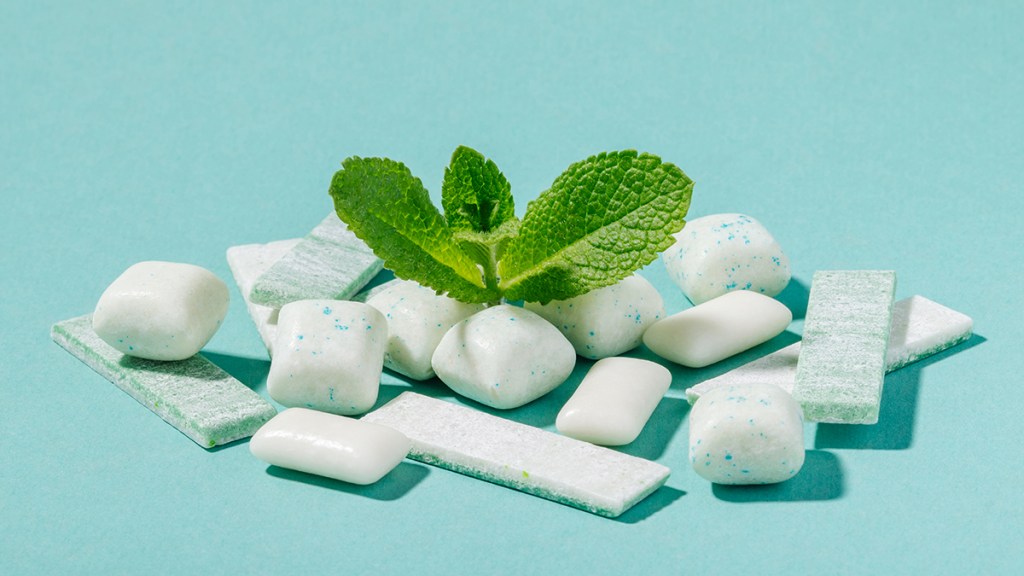 pile of mint chewing gum; how to get rid of garlic breath
