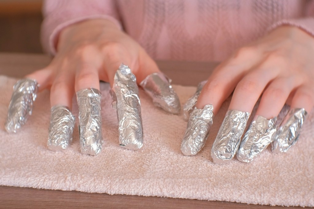 how to remove gel nails at home with foil