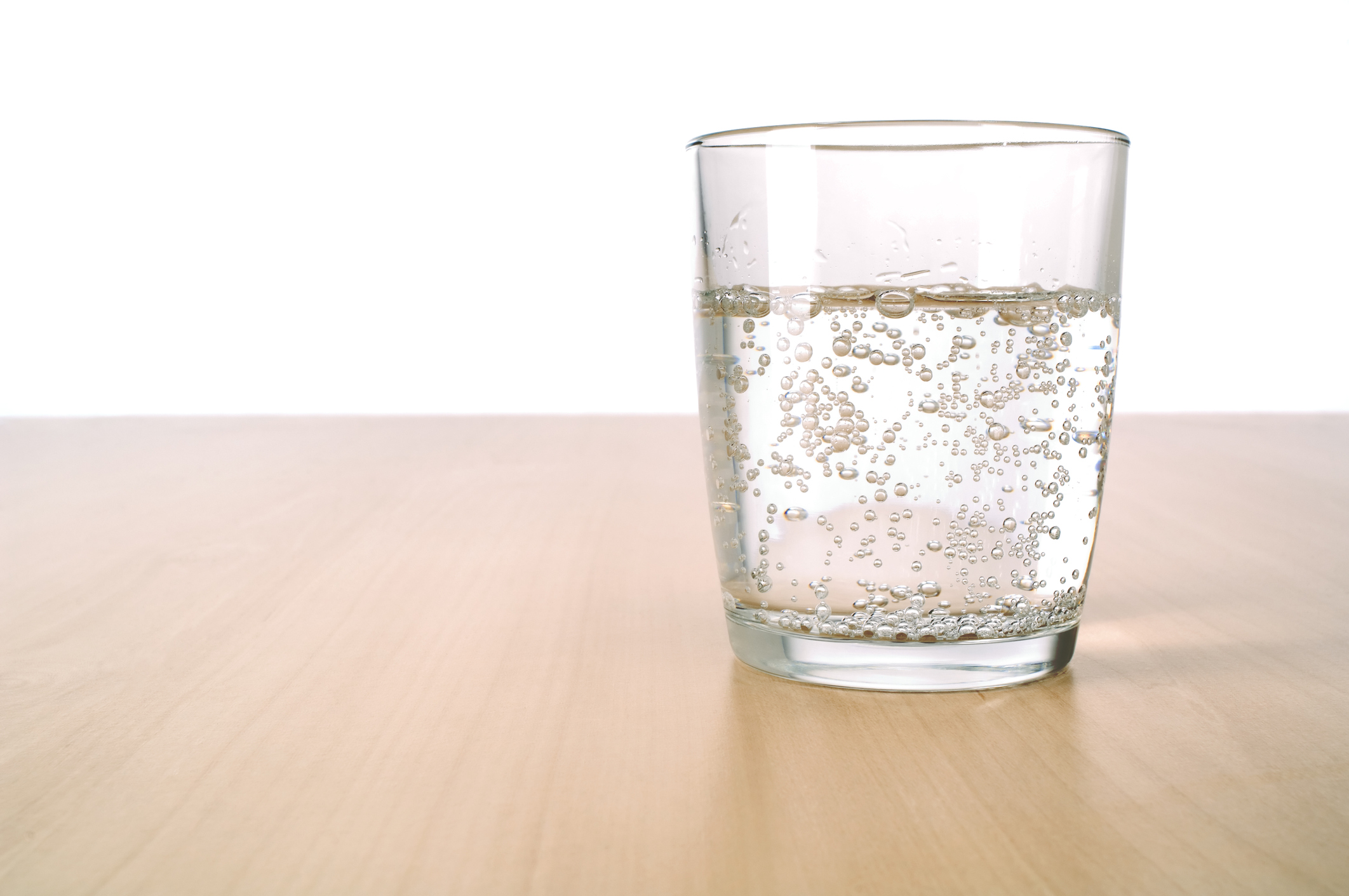 Добавляется вода. Стакан воды. Стаканы для воды стеклянные. Стакан воды на столе. Стакан чистой воды.