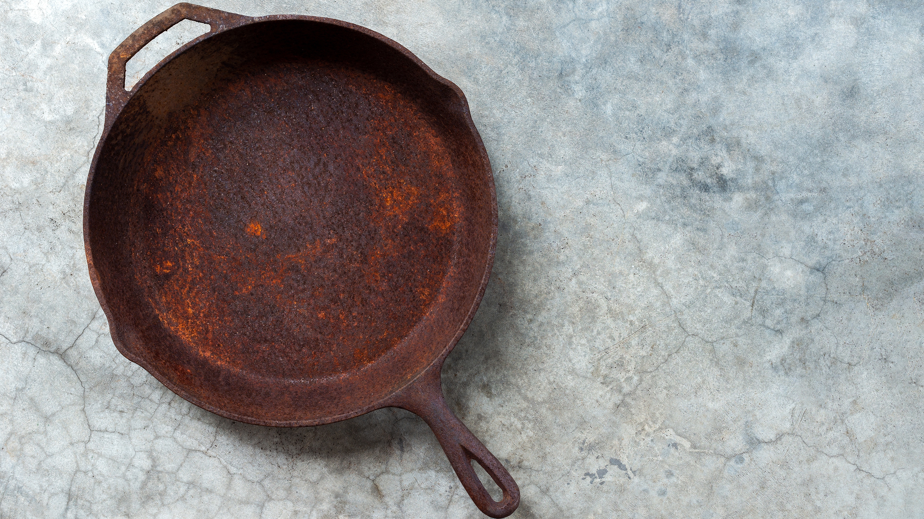 Cómo limpiar sartenes, sartenes y más de hierro fundido, incluso cuando se oxidan 