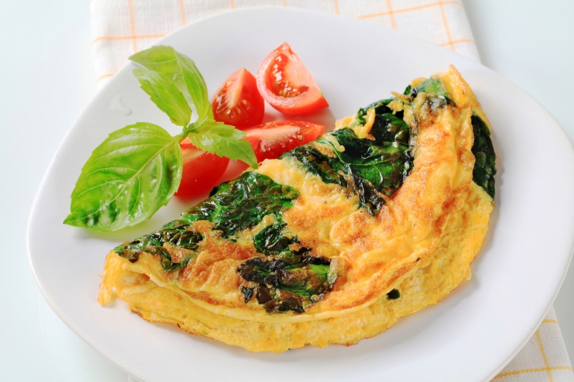 omlette with spinach and tomato