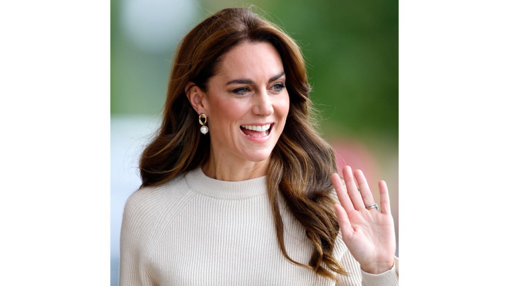 Kate Middleton waving with loose curls