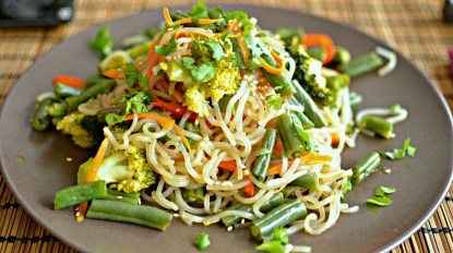Shirataki noodles and vegetables stir fry