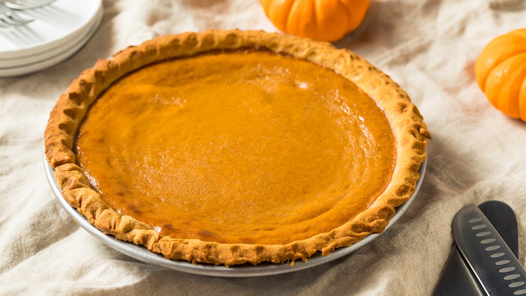 A whole pumpkin pie as part of a guide on how to prevent it from cracking