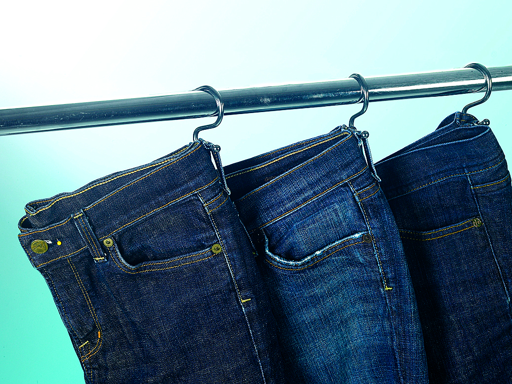Este genial truco de $ 9 para colgar pantalones ahorrará una tonelada de espacio en el armario 