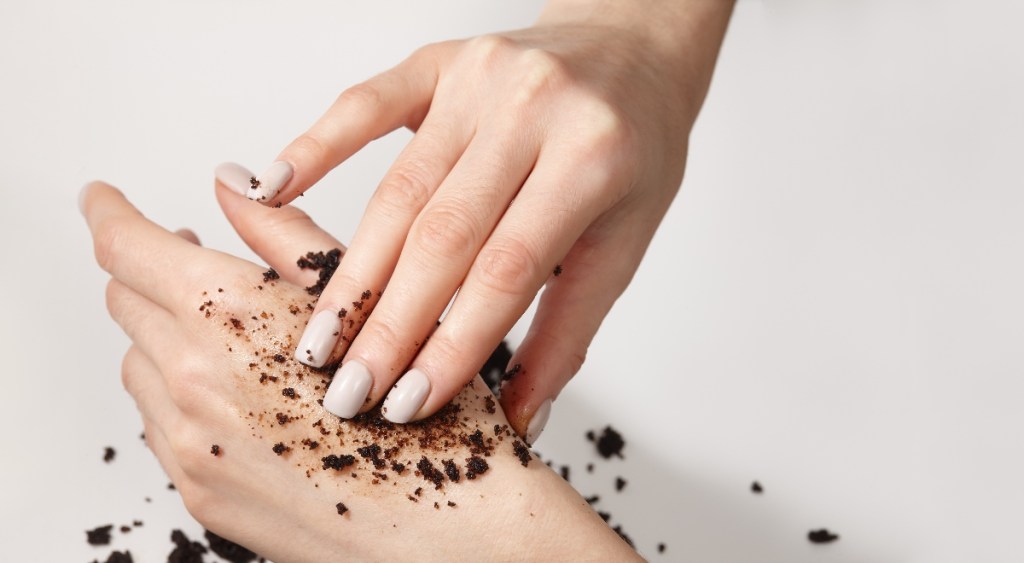 Leftover coffee grounds can remove food odors from skin