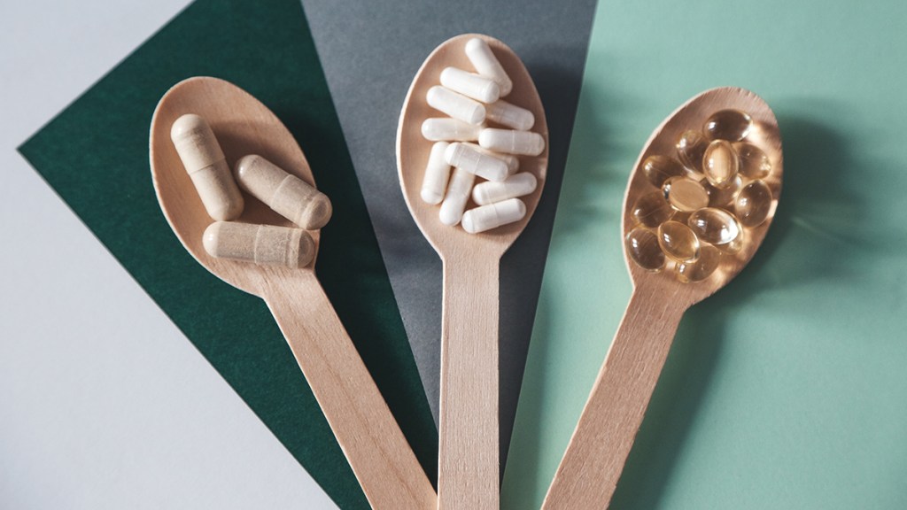 Wooden spoons holding magnesium citrate and magnesium glycinate