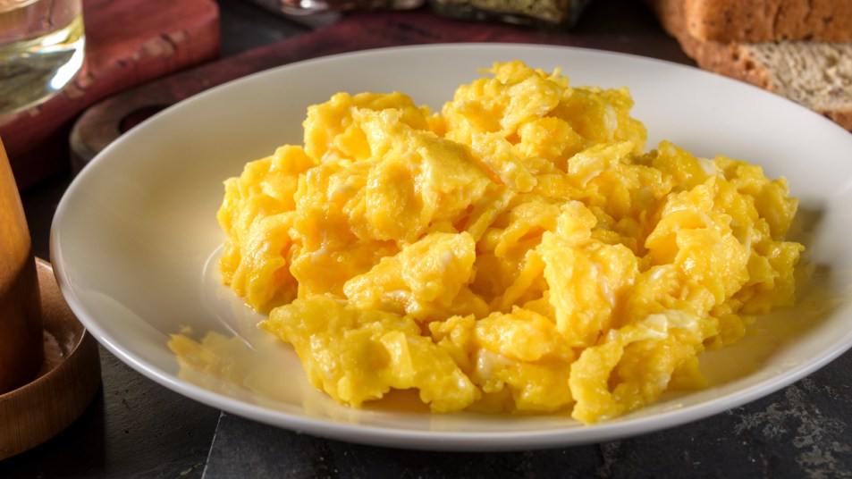 How to Make Scrambled Eggs With Water - First For Women
