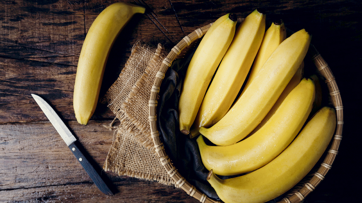 День банана картинки. Банан. Желтый банан. Что полезного в бананах. Бананы для организма.