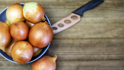 onion-peel-tea-benefits-aging