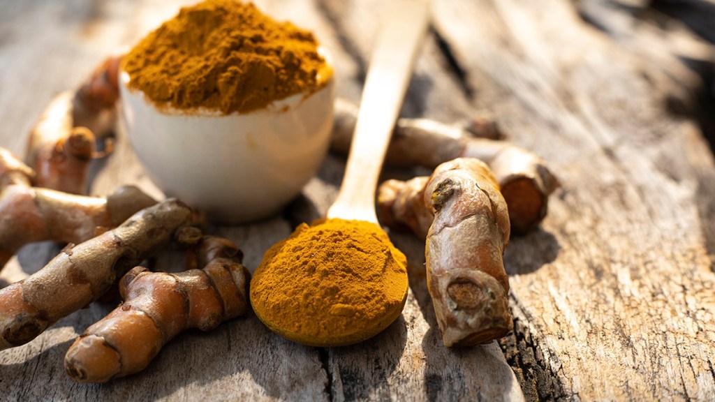 A spoonful of ground turmeric to use in turmeric tea before bed for weight loss