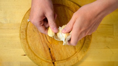 how-to-separate-an-egg-yolk-garlic