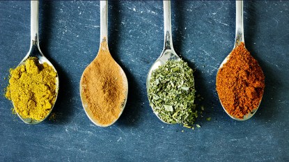 Spoons with spices that contain heavy metals
