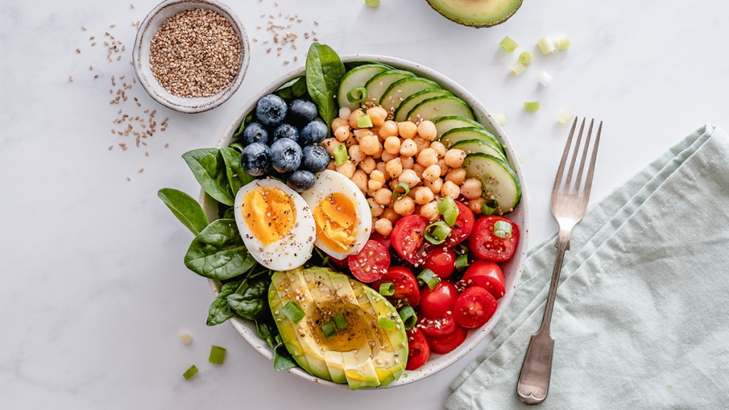 salad with spinach, avocado, eggs, tomatoes and other healthy ingredients—part of a plan including natural metformin 