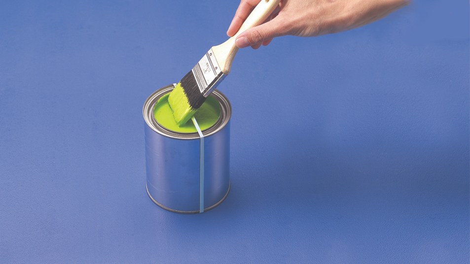 a rubber band being used to wipe off a paint brush