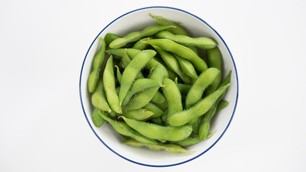 A bowl of edamame that's high in serotonin and boosts mood
