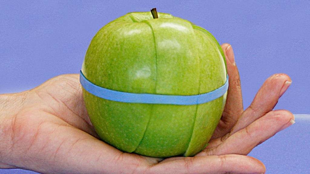Rubber bands keeping a cut apple fresh
