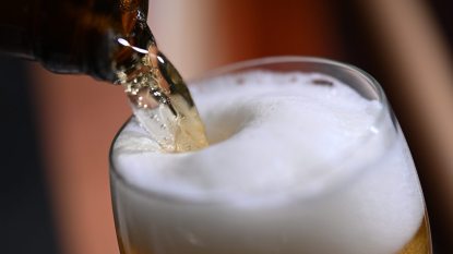 pouring beer into a glass the right way to avoid belly bloat