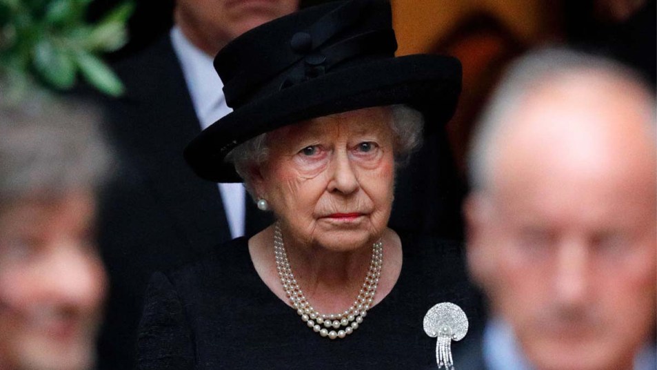 Queen-Elizabeth-looking-upset-leaving-a-funeral-wearing-all-black