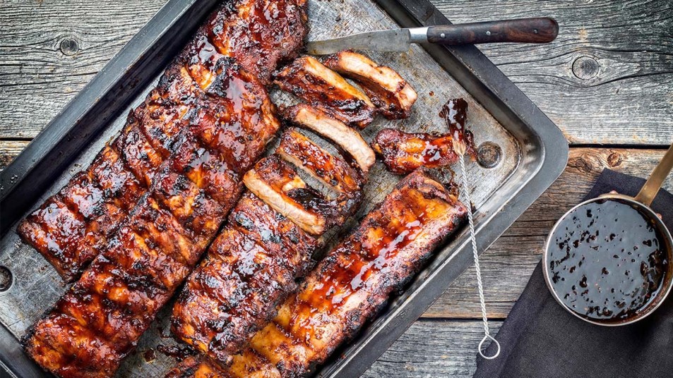 Barbecue-spare-ribs-St-Louis-cut-with-hot-honey-chili-marinade-as-top-view-in-a-rustic-skillet