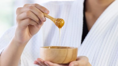 Uses for honey: reveal a radiant complexion