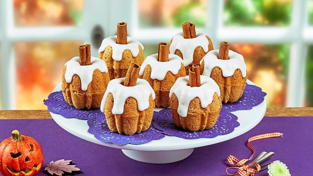 Pumpkin Mini Bundt Cakes sits looking amazing on a plate (Mini bundt cake recipes)