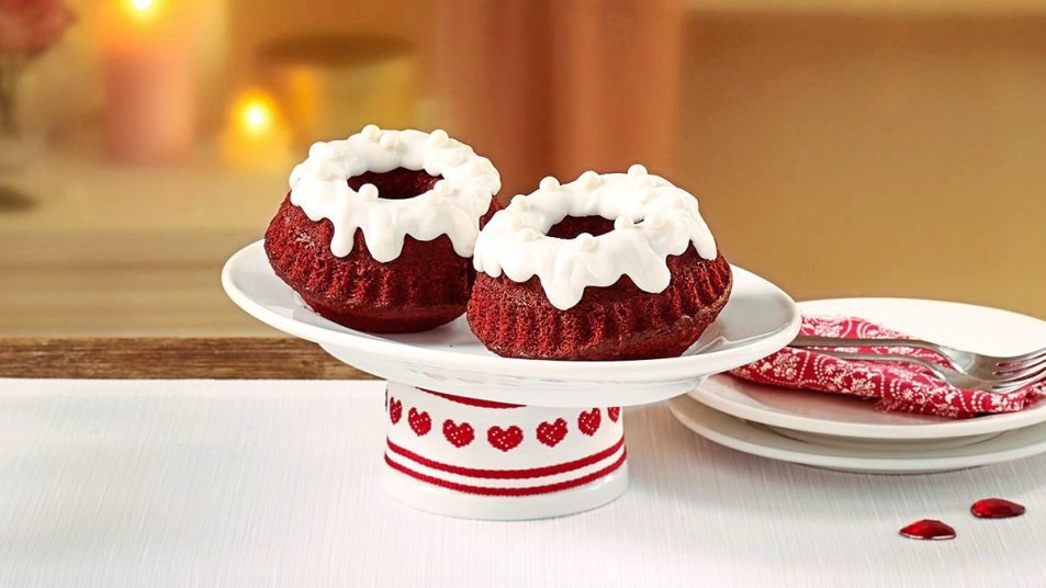 Red Velvet Mini Bundt Cakes sits on a heart plate (Mini bundt cake recipes )