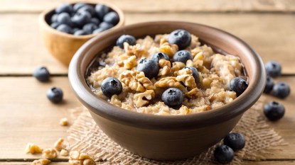 Oatmeal with blueberries, walnuts, and honey