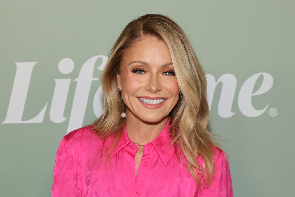Kelly Ripa with side part