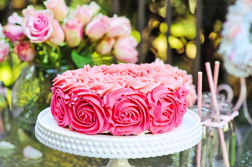 ombre rose-piped frosting on cake