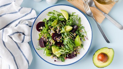 A salad made with spinach and beets that contain oxalates that need to be cleansed