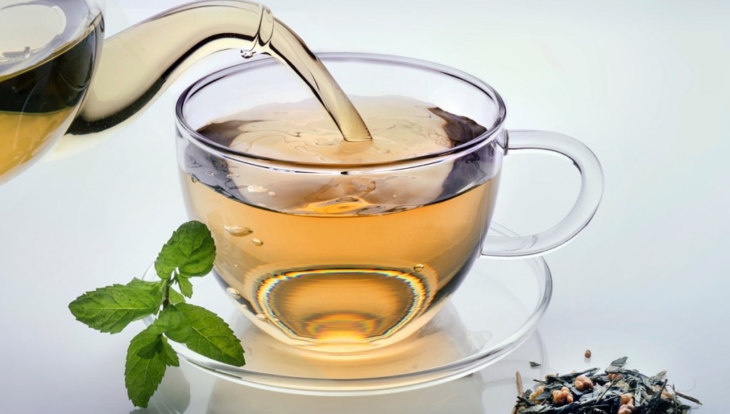 Green tea, which can be used as an alternative to ashwagandha for mitochondrial dysfunction