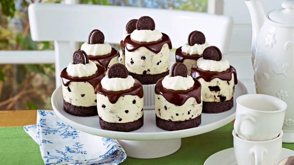 Mini Cookies ‘n’ Cream Cheesecakes