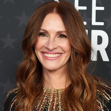 Julia Roberts for hair color for tan skin with medium red hair. 