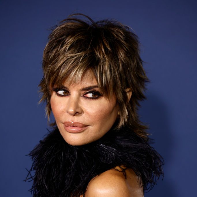 Lisa Rinna with textured bangs on red carpet.