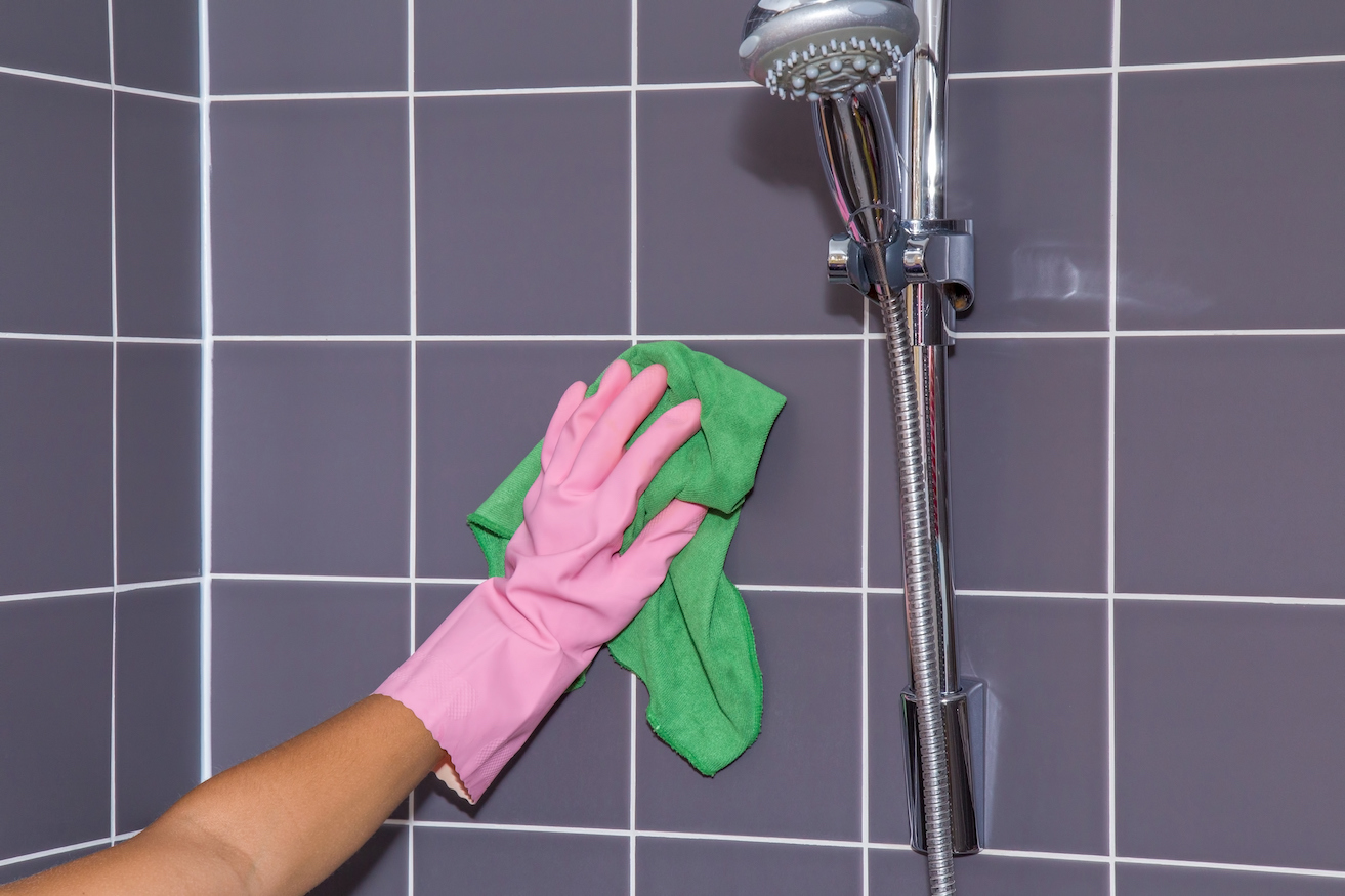 hand  cleaning shower tiles not using bleach and baking soda for mold