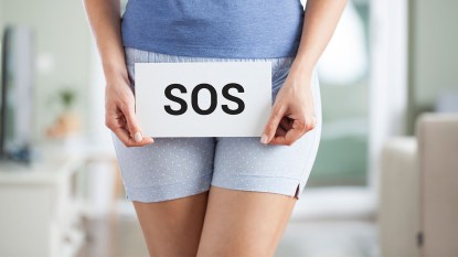 Woman holding SOS in front of her: can you have bv and yeast infection at the same time?