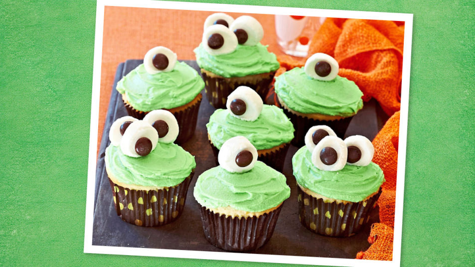 Eyeball cupcakes, sits on a plate (halloween cupcakes)